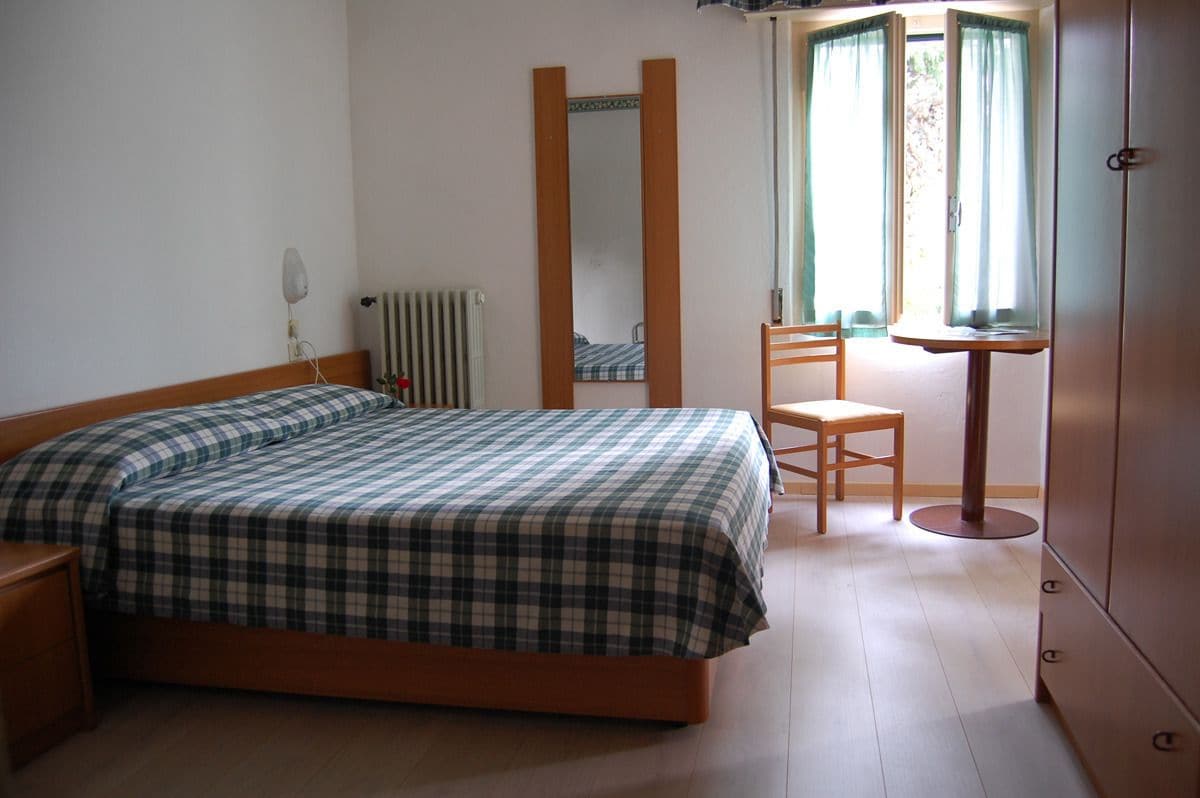 ROOM, DOUBLE OR TWIN BED