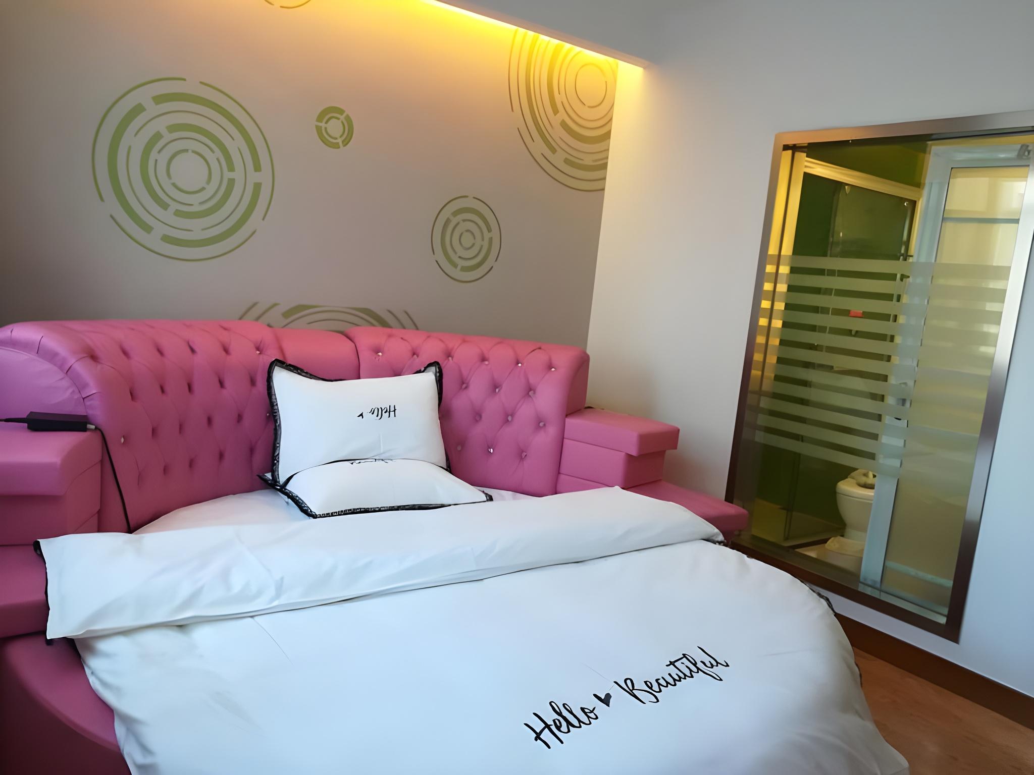 BUSINESS, ROUND BED