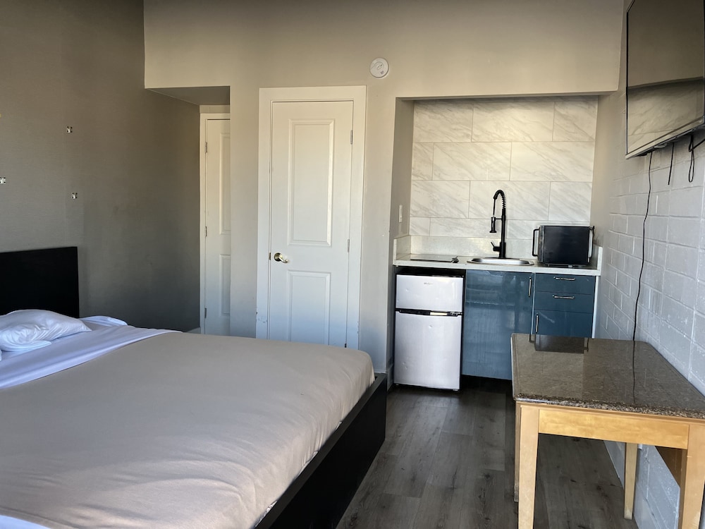 Desert Moon Motel 23/63