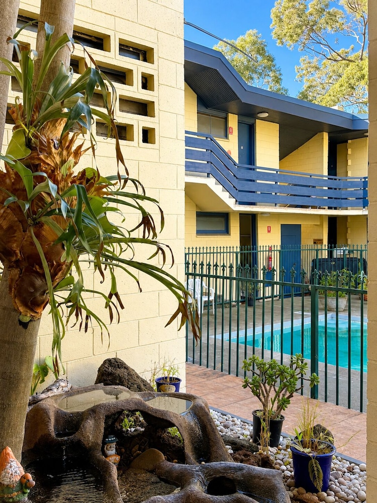 Pathfinder Motel 8/50