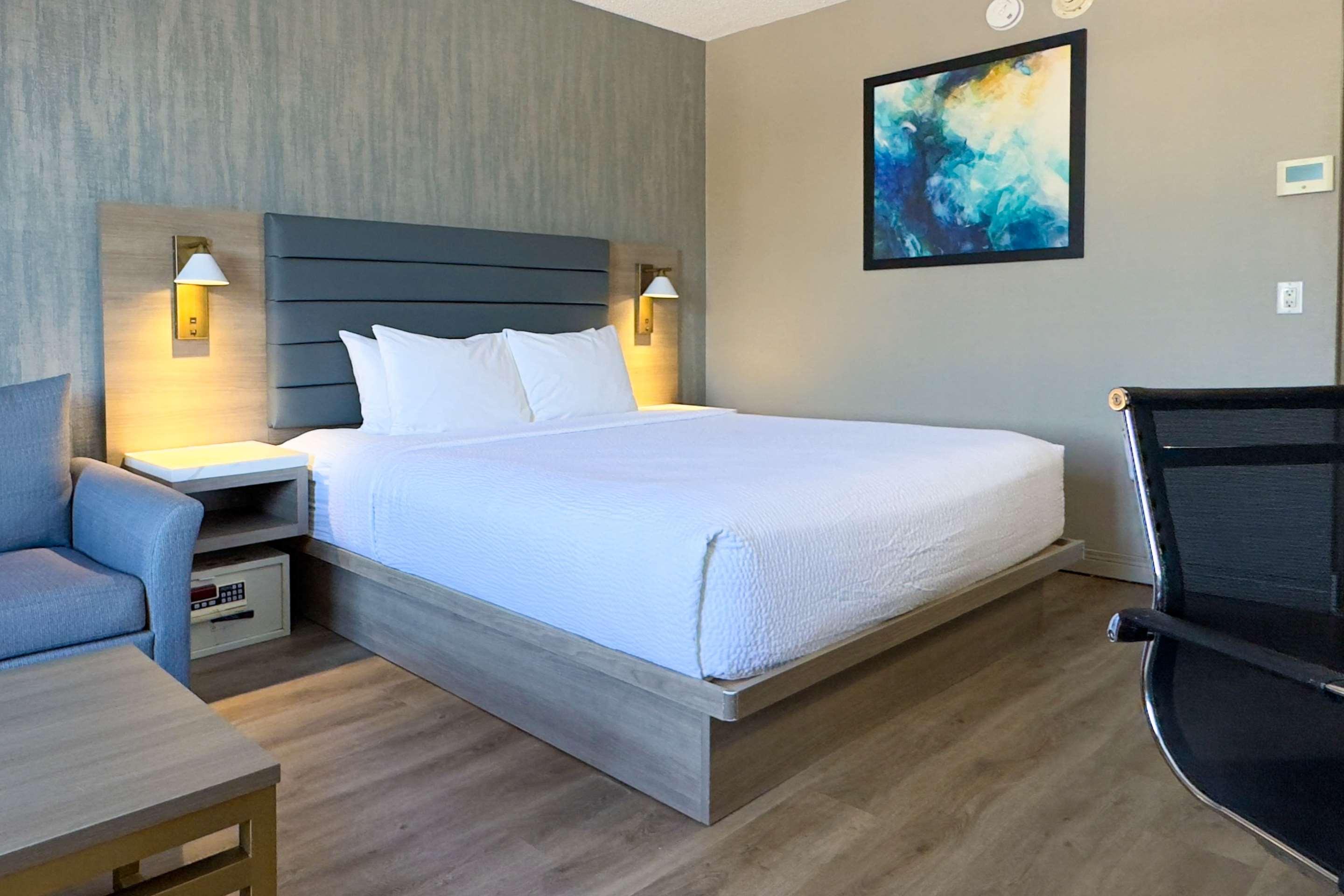 Standard 1 King bed