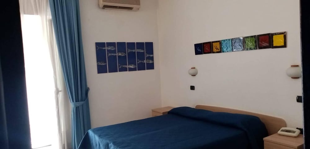 غرفة أساسية بسرير مزدوج بشرفة