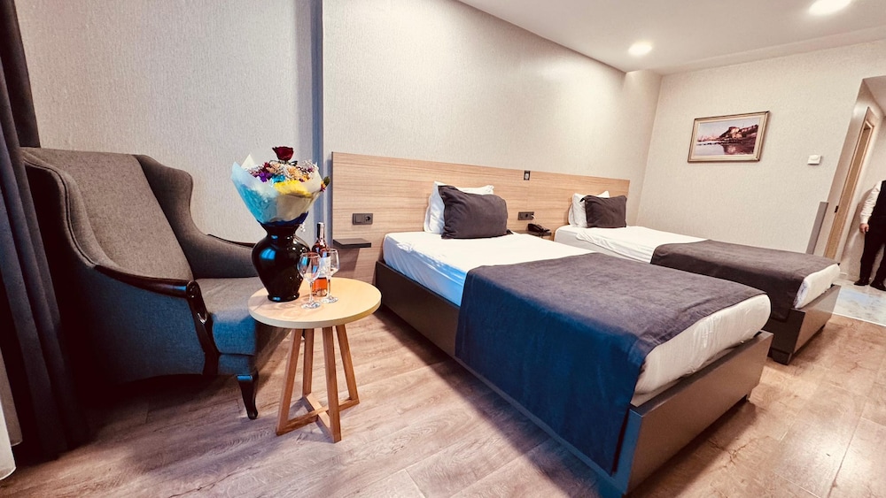 1 BEDROOM, STANDARD, TWIN BEDS
