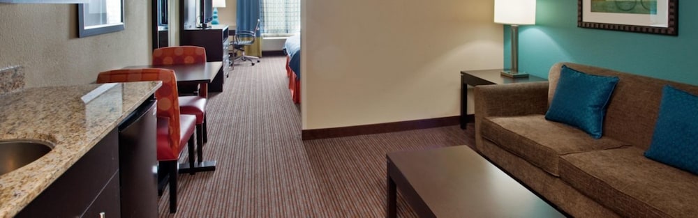 Holiday Inn Express Suites North Kansas City Ex Quality Inn Suites 39/52