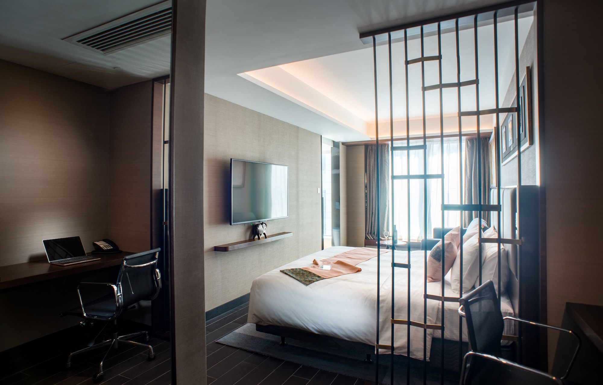 EXECUTIVE, KING BED