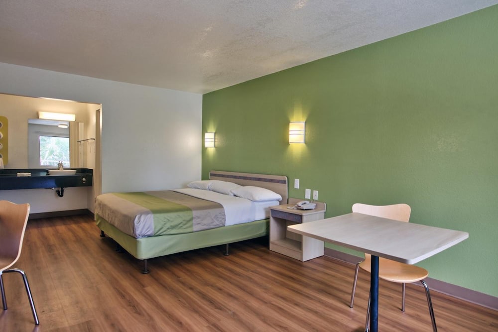 Motel6 Tallahassee, FL - Downtown 29/59
