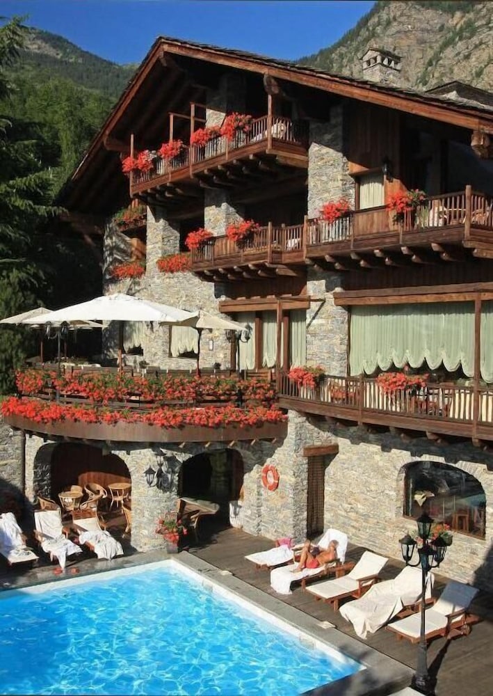 Relais Mont Blanc Hotel and Spa 2/50
