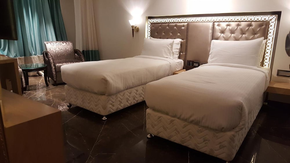 Peninsula Redpine Mumbai 20/58
