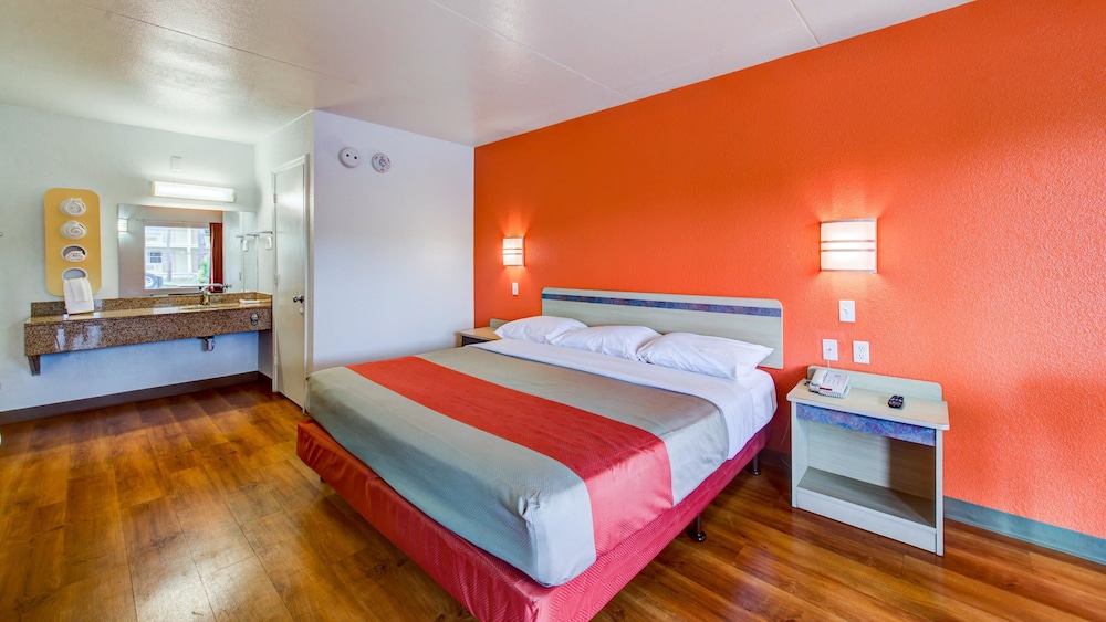 Travelodge by Wyndham Norfolk Airport 24/48