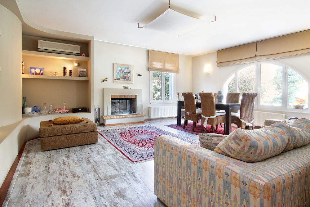 Oasis Pool House 34/50