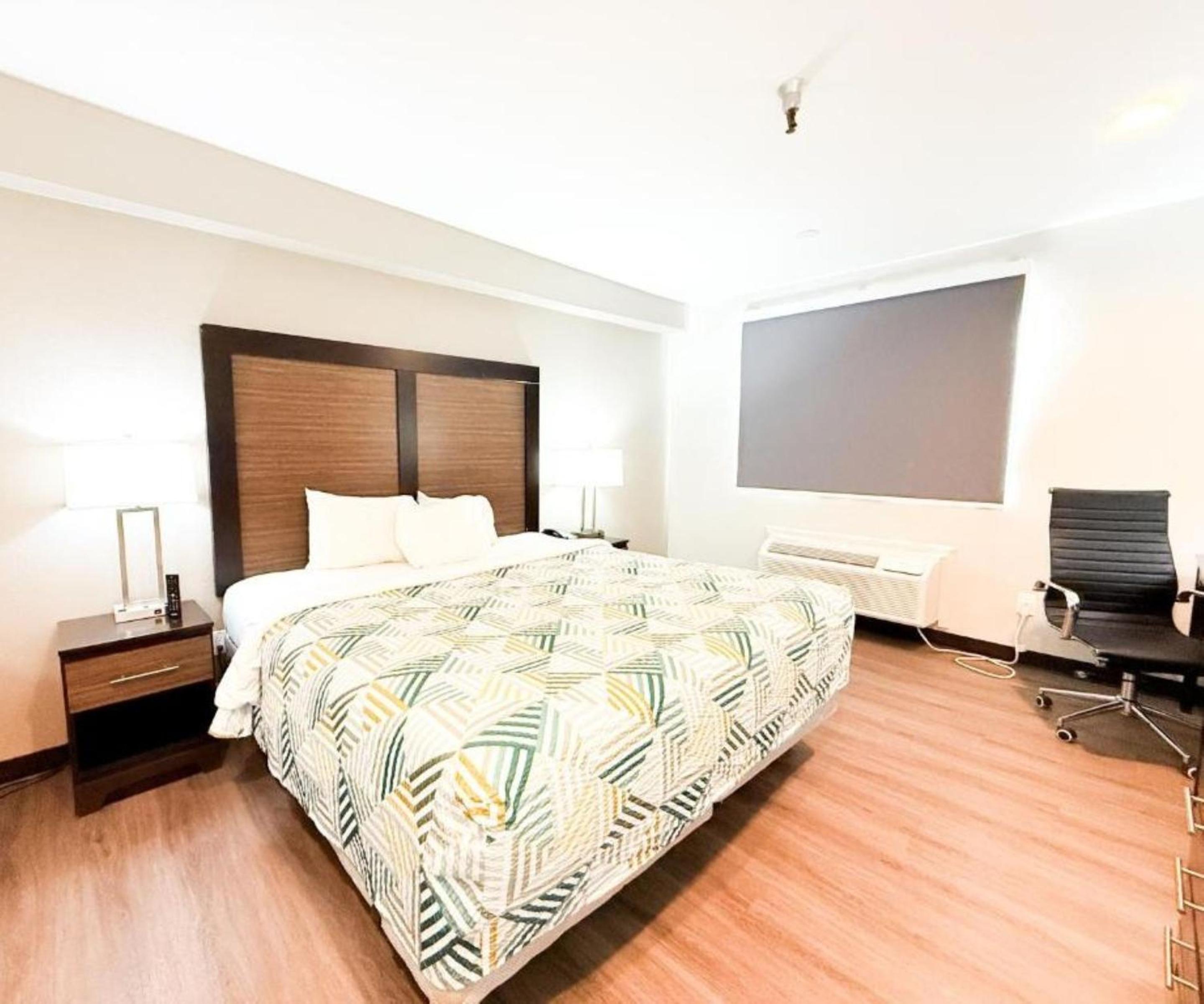 ROOM, KING BED