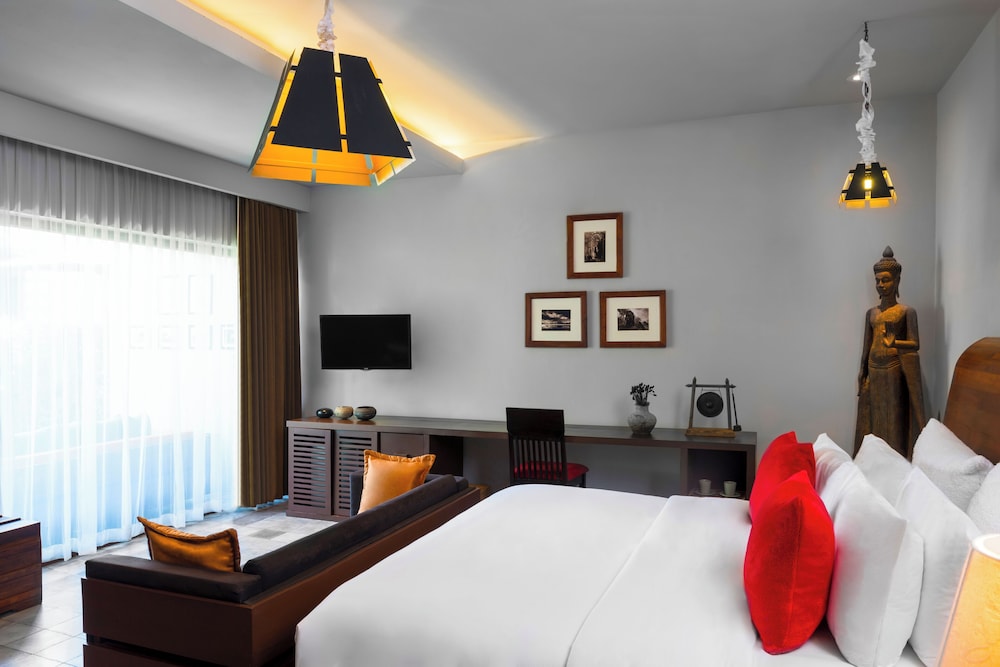 Suite, Pool View