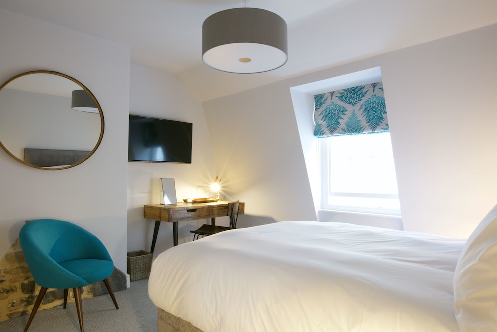 STANDARD, QUEEN BED