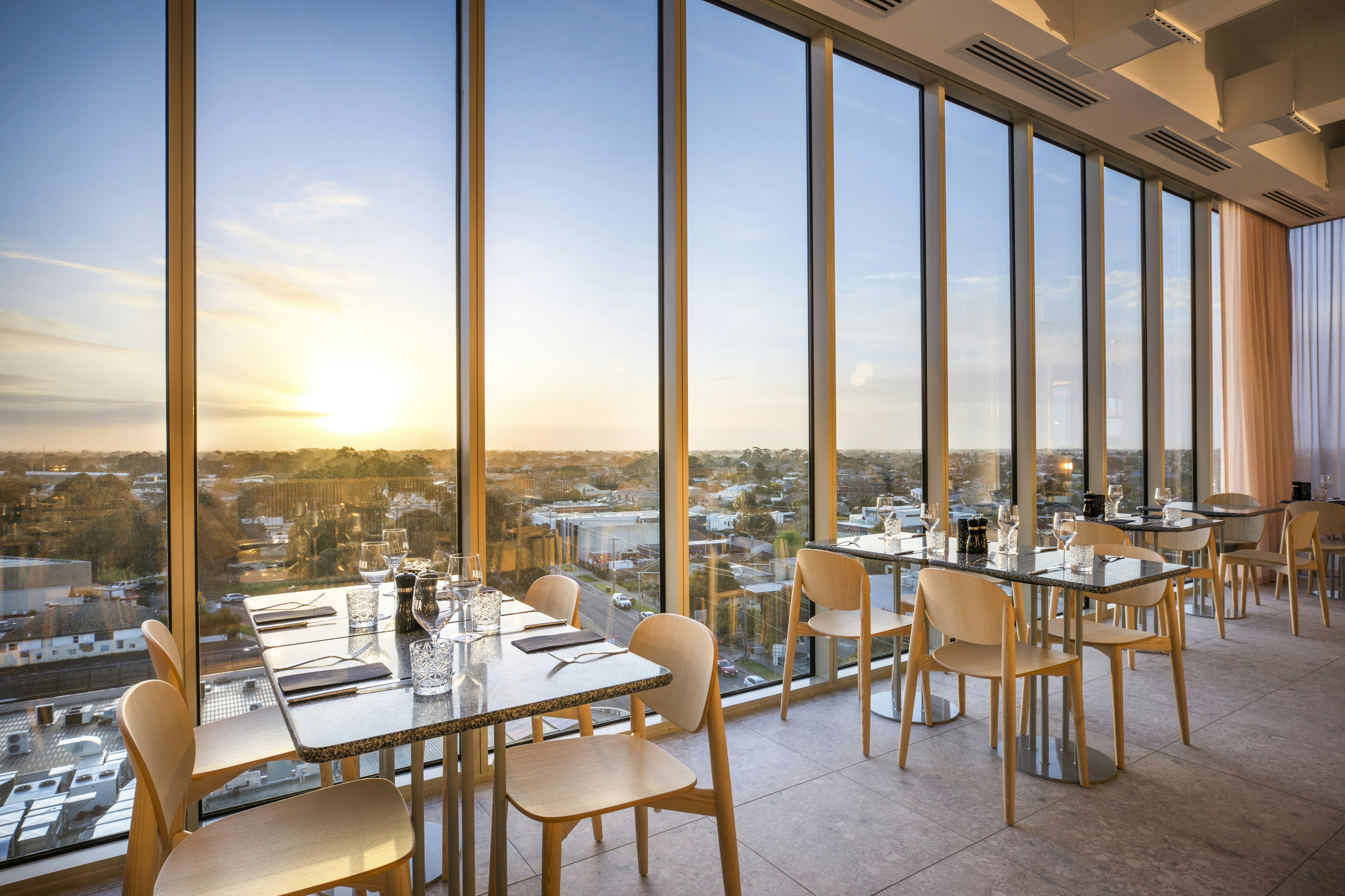 HOLIDAY INN WERRIBEE 50/75