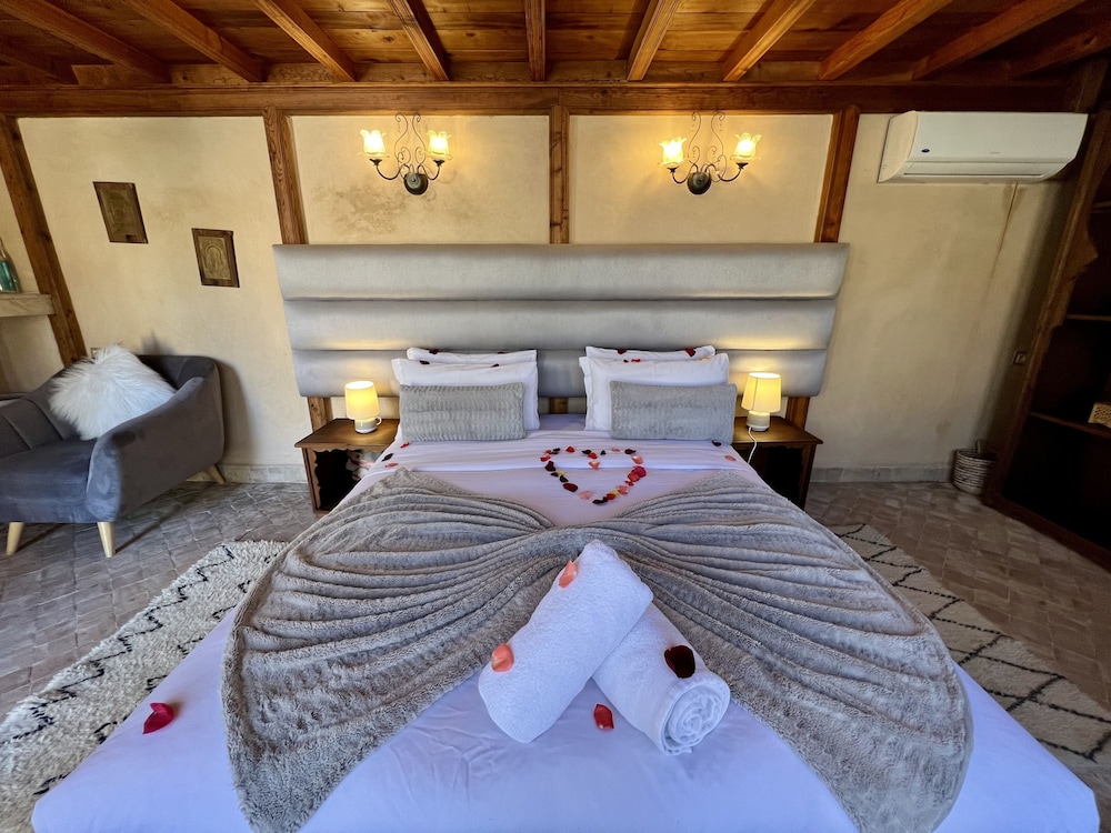 COMFORT, SUITE, KING BED, MOUNTAIN VIEW