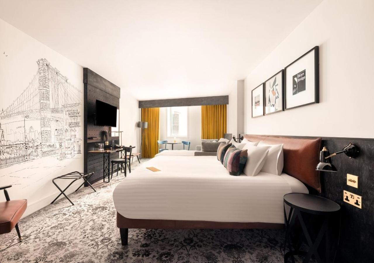 Suite, King Bed, Sofa, Bathtub