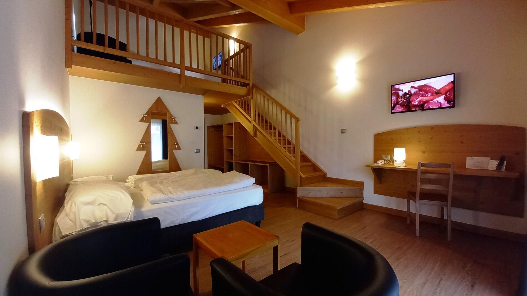 غرفة عائلية بإطلالة على الجبل بشرفة، Hotel Monte Bondone 3/7