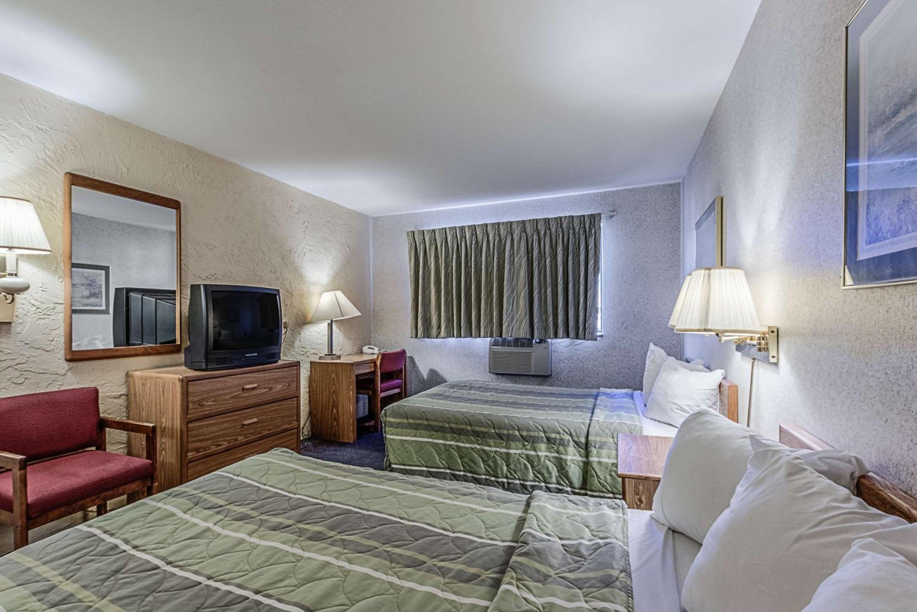 Room, Quadruple, Days Inn by Wyndham La Crosse 4/10