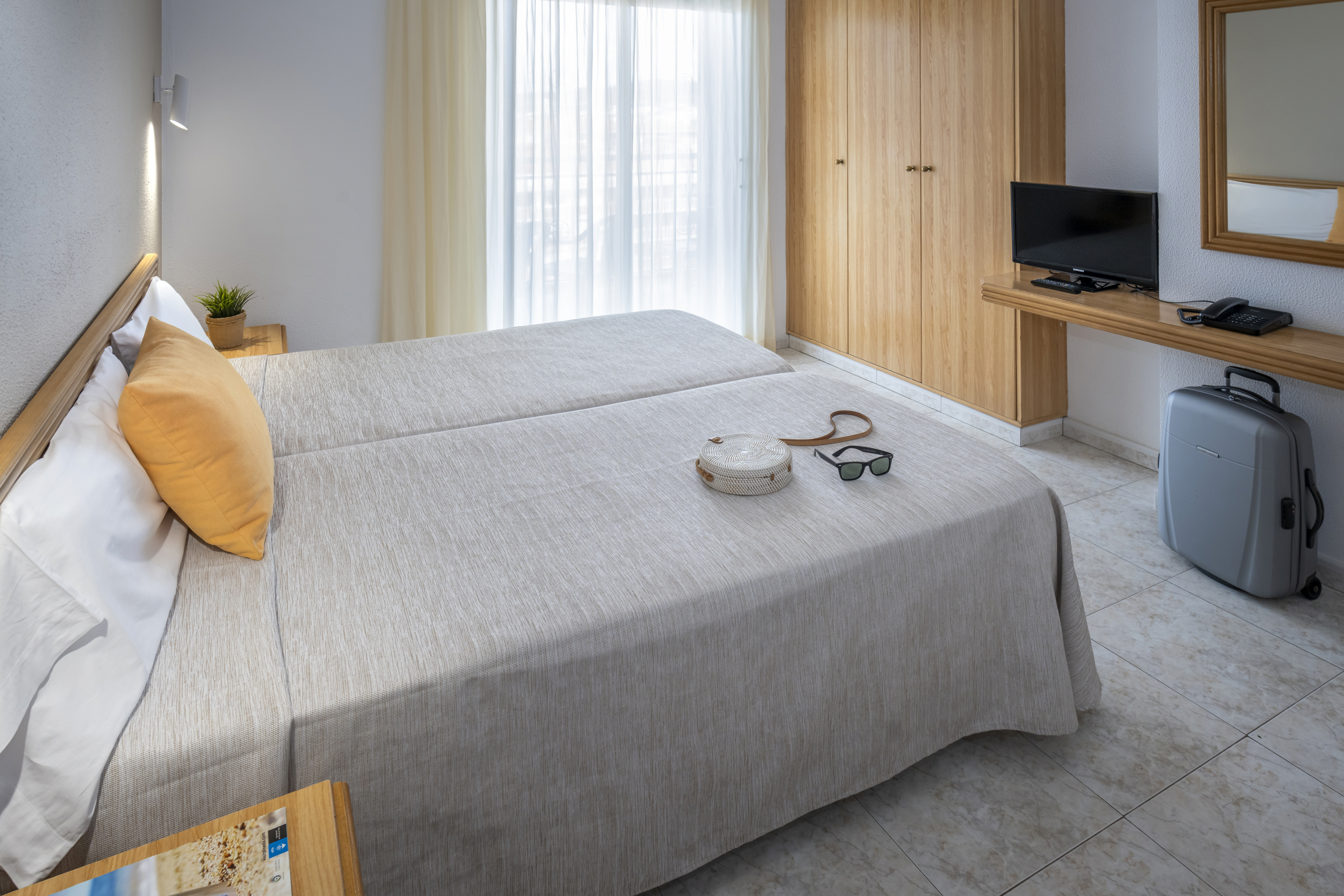 Room, Double or Twin Bed, Lateral Side Sea View