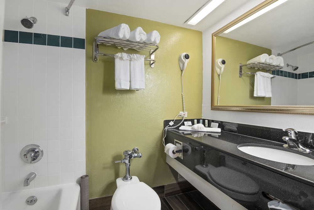 Quality Inn Tampa Airport - Cruise Port 36/69
