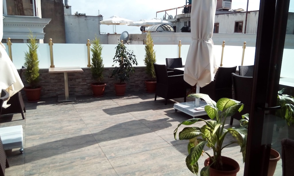 GOLDEN RAIN HOTEL 20/25
