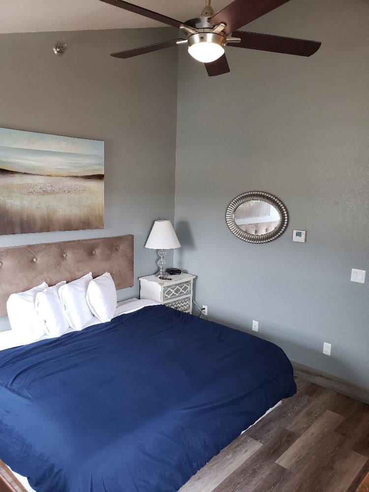 Price Pointe Inn 12/42