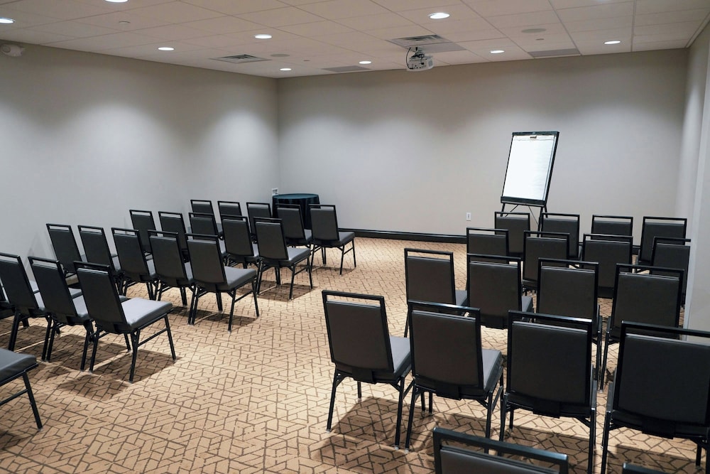 Holiday Inn And Suites Philadelphia W Drexel Hill 40/50
