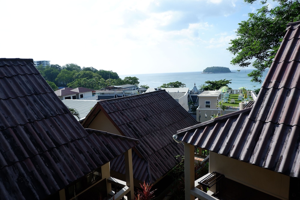 Kata Beachwalk Hotel And Bungalows 7/74
