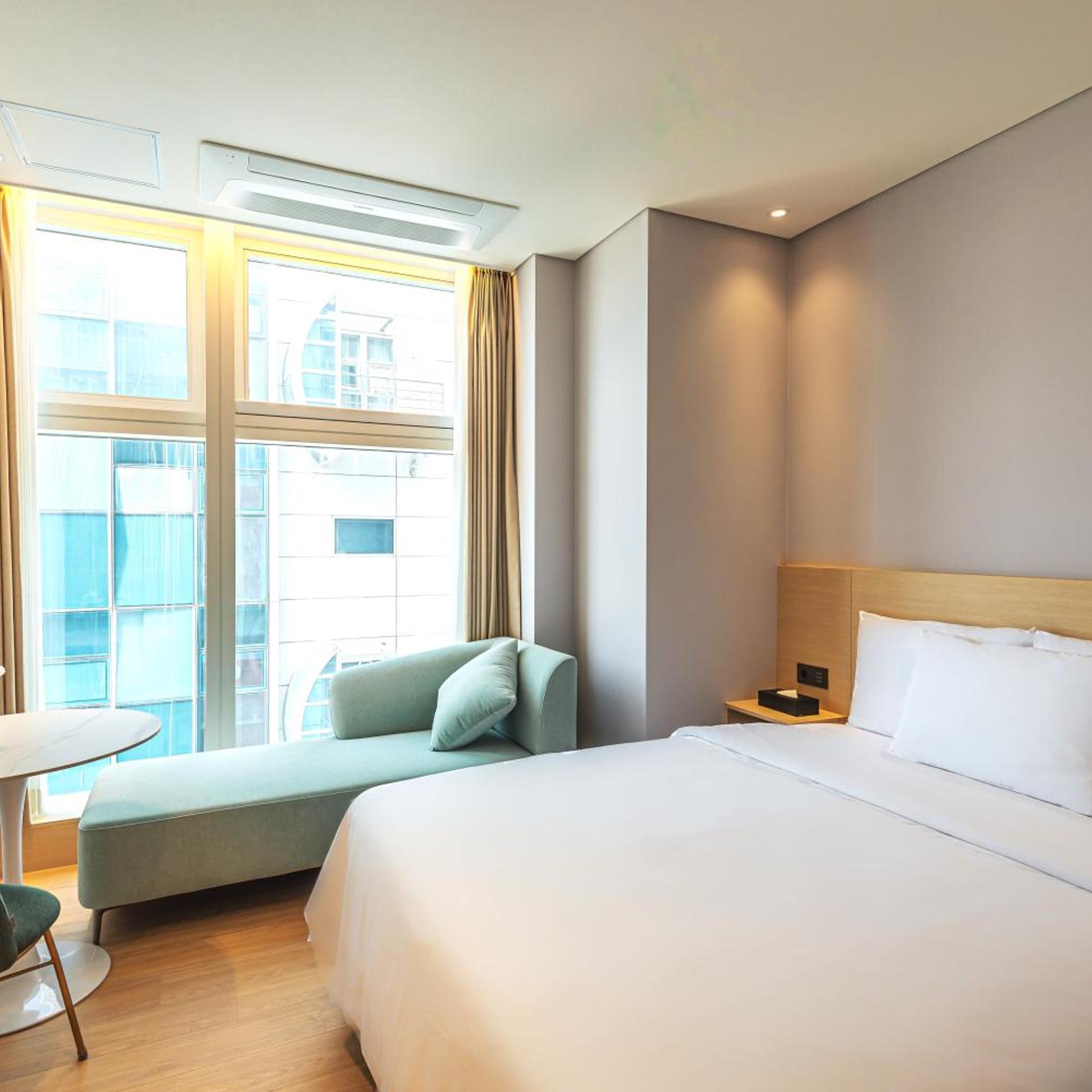 Deluxe, Double Bed, Lateral Side Sea View