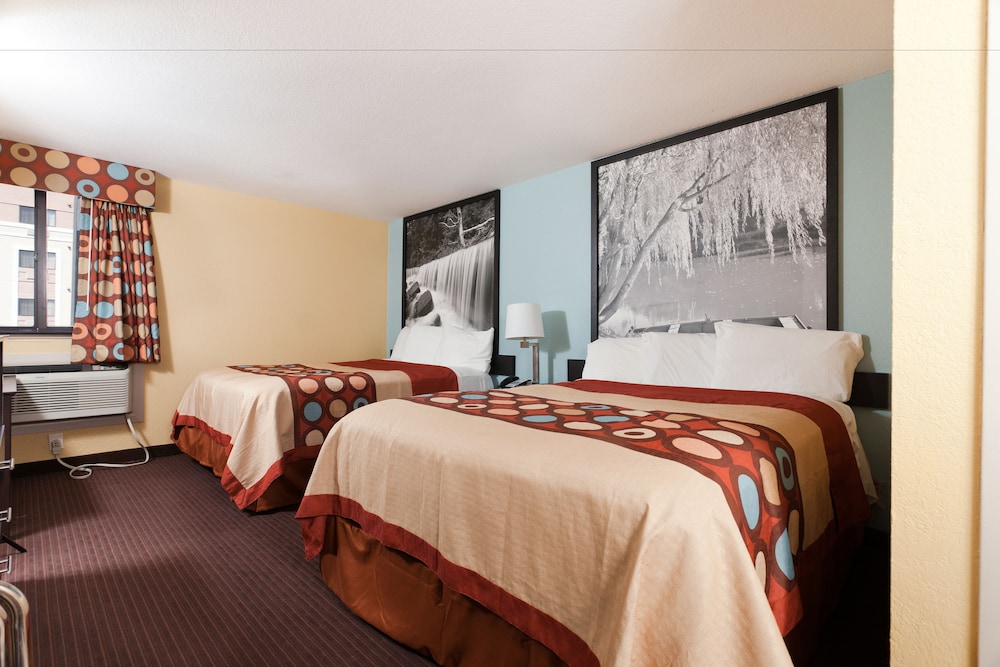 Super 8 by Wyndham Wichita Airport 24/47