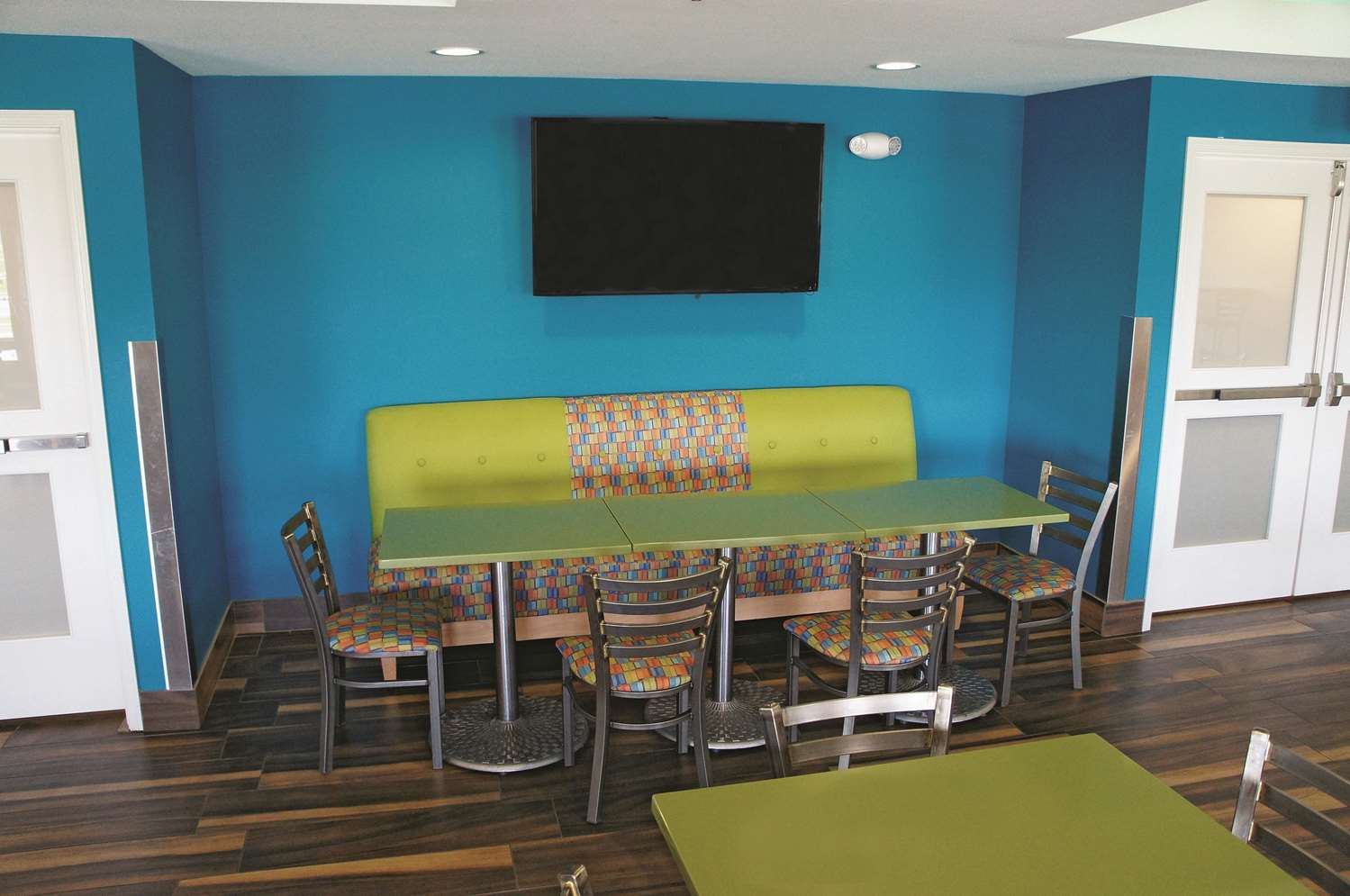 La Quinta Inn & Suites by Wyndham Grand Forks 32/37