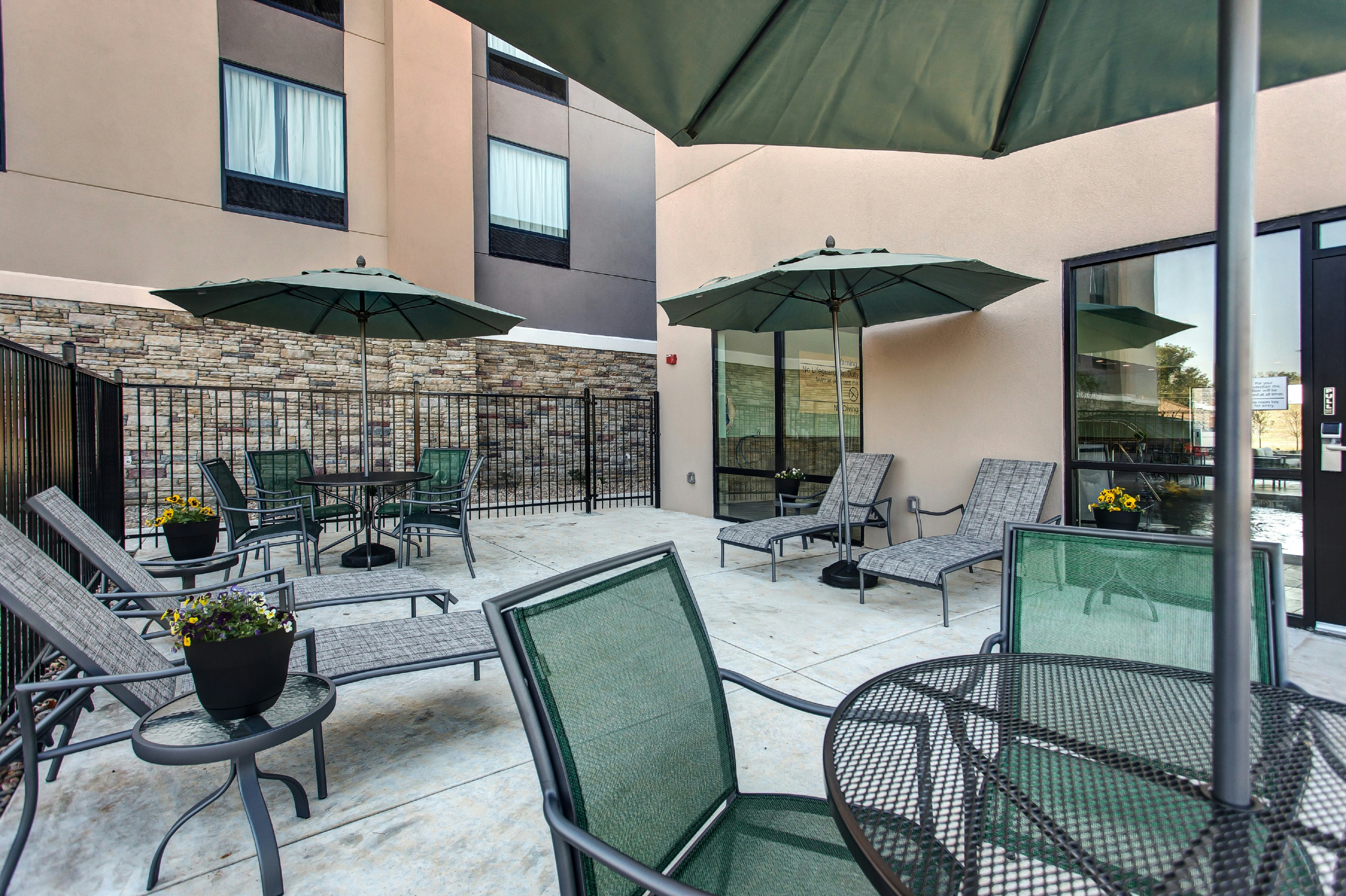 Hampton Inn Suites Wichita Airport Ks 18/35