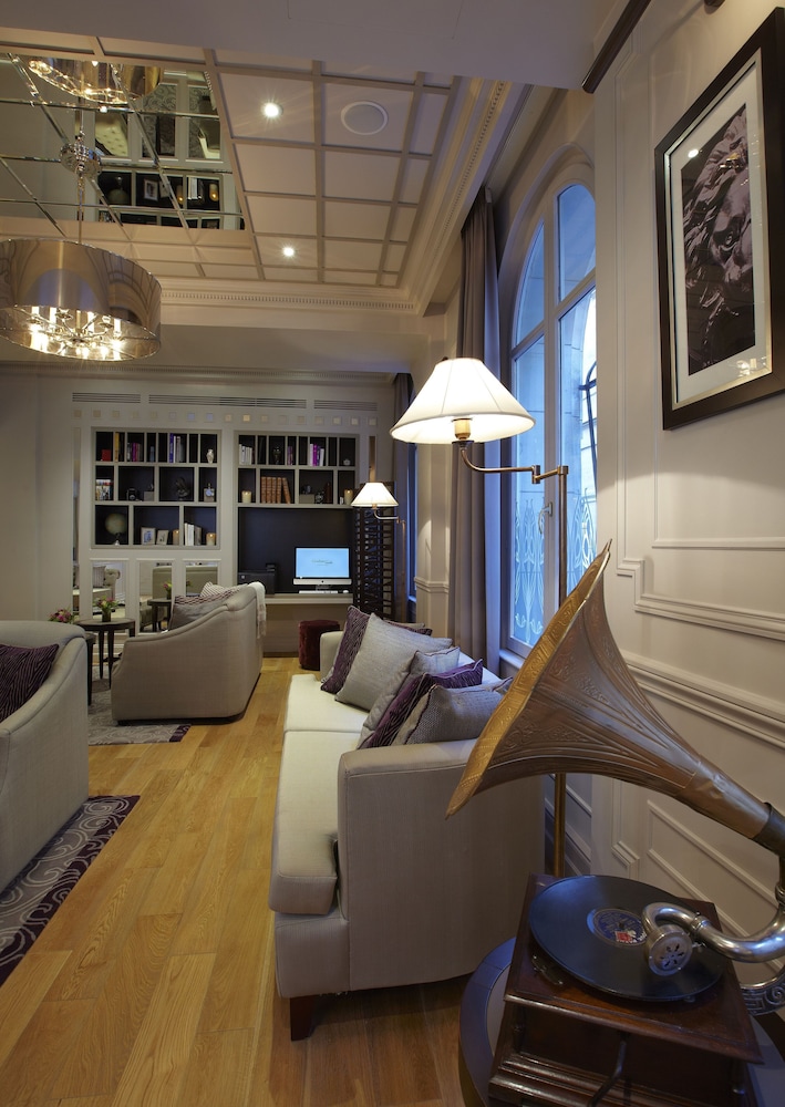 La Clef Louvre Paris by The Crest Collection 34/44