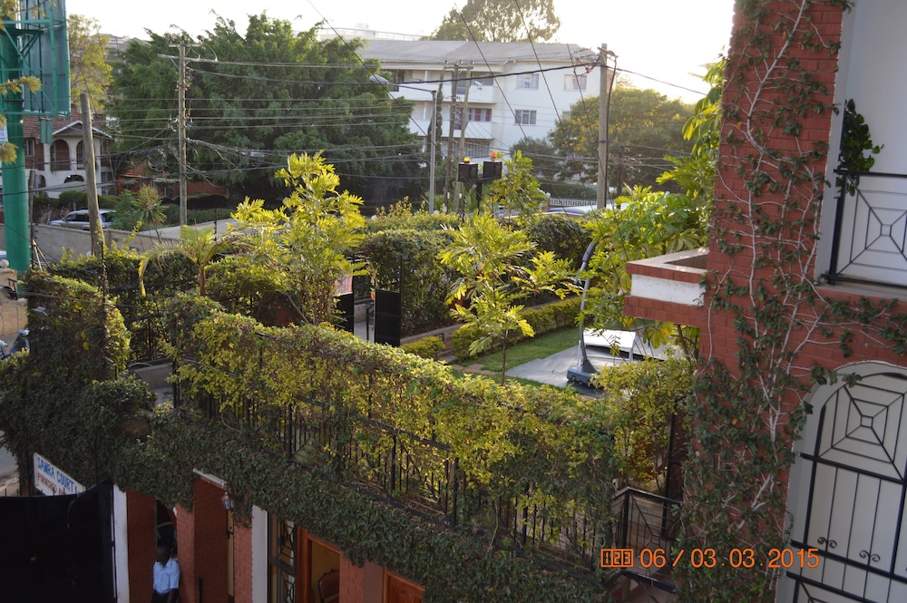 Samra Court 7/40