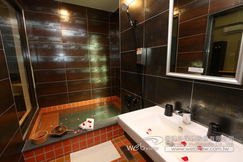 Ruo Shui Hotspring Hotel 45/62