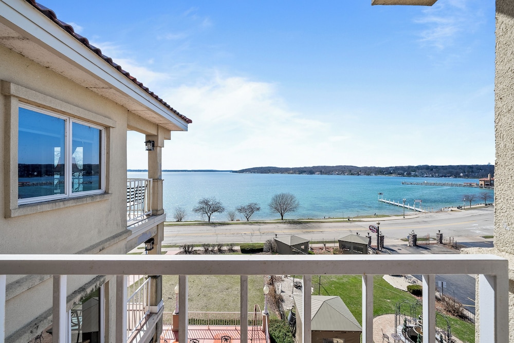 Bella Vista Suites 52/59
