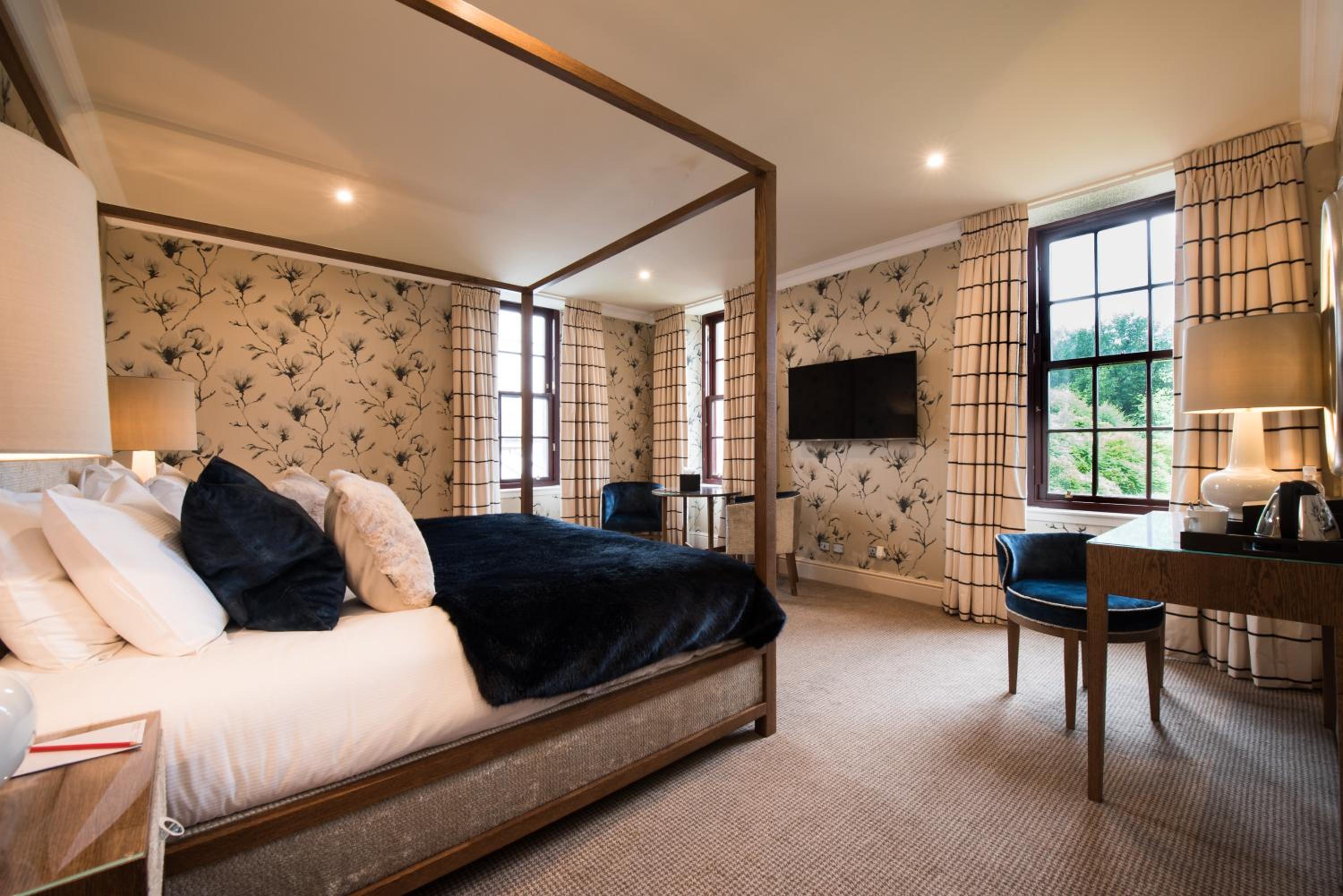 Four Poster, Residence