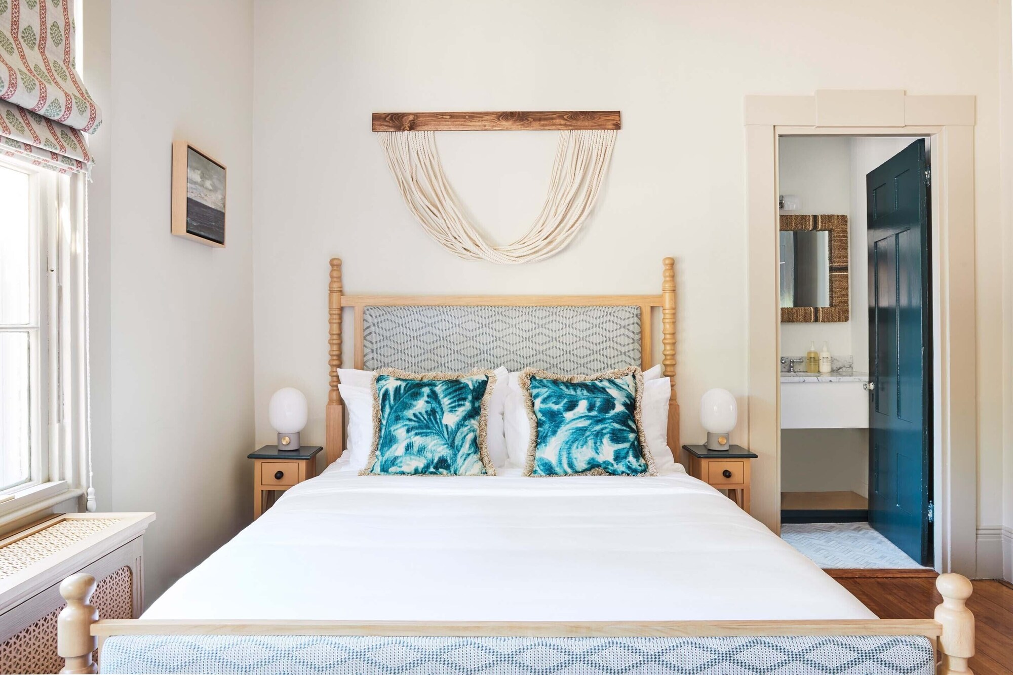 Petite, Queen Bed