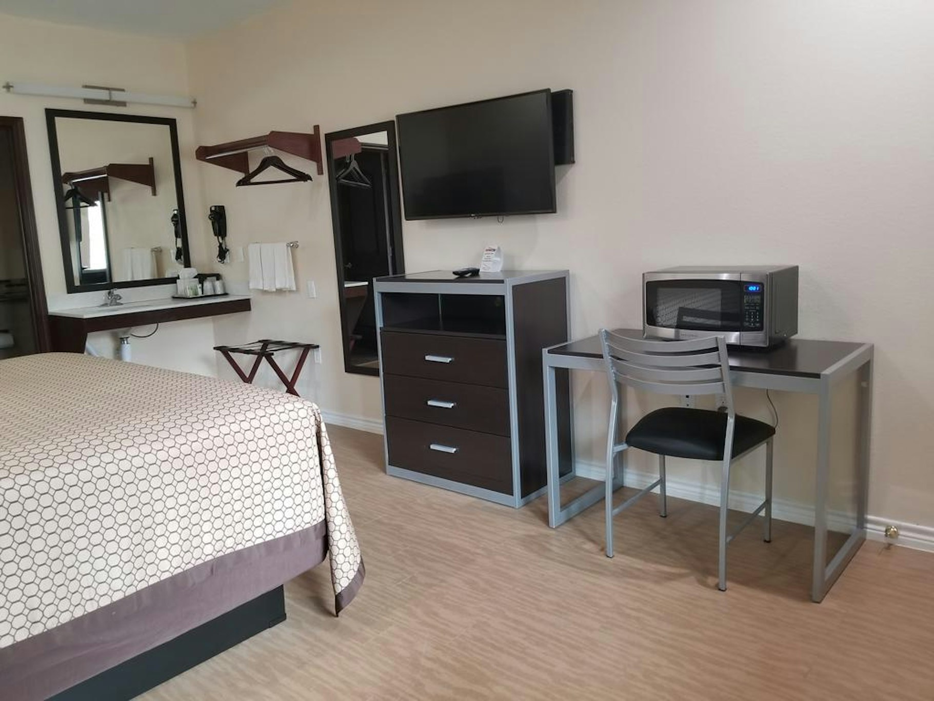 Scottish Inns and Suites Bay City TX 4/7