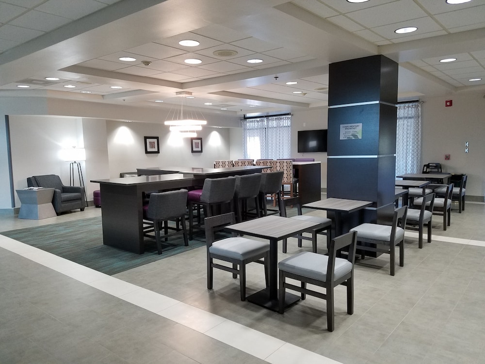 Comfort Inn & Suites Columbus North 28/35
