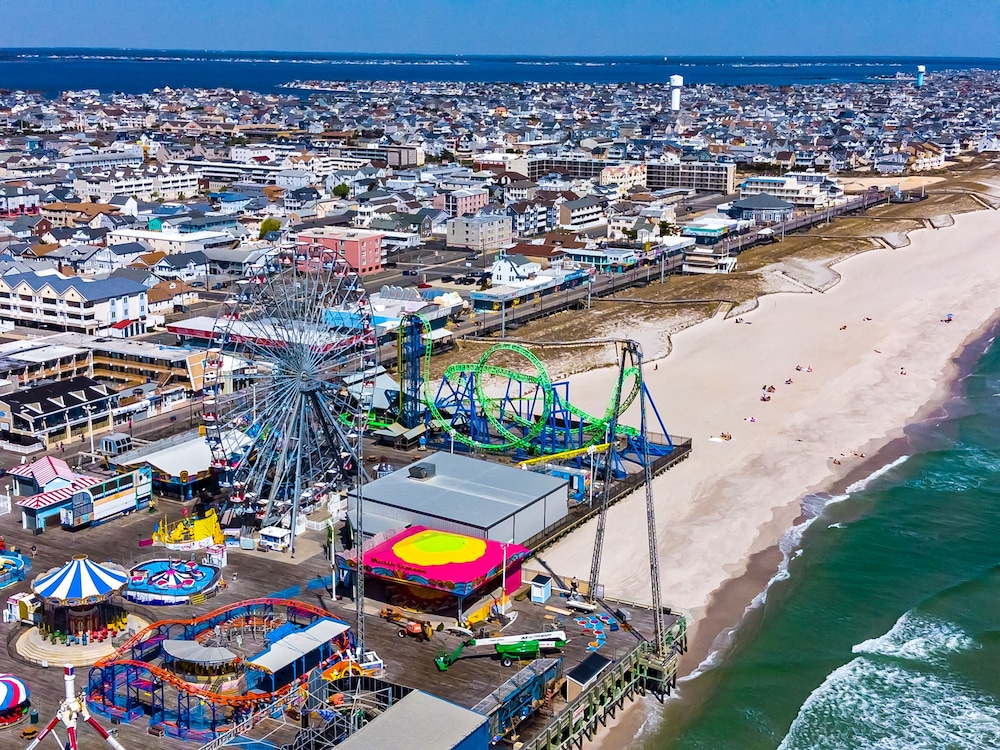 Boardwalk Sand & Surf Inn Oceanfront 50/55