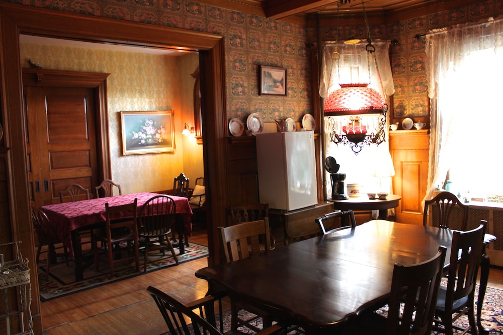 Victorian Charm Inn 33/47