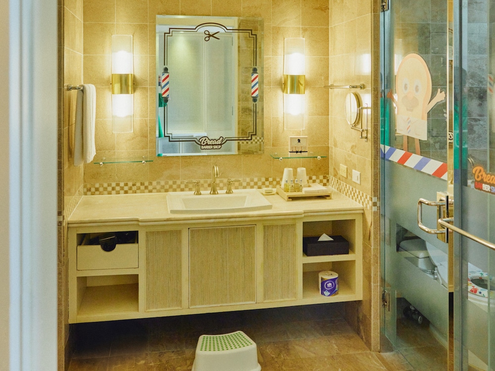Bread Barbershop, Pool Side, Club Lounge Access، Lotte Hotel Guam 8/8