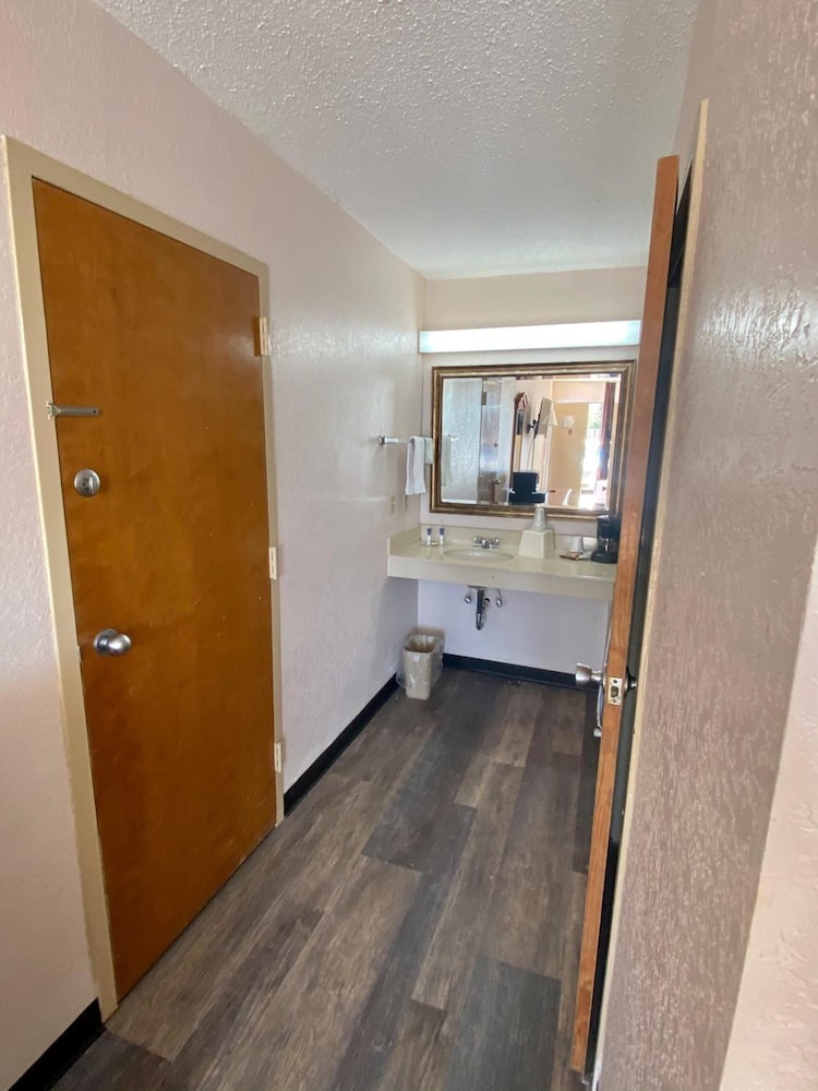 Motel6 Marianna, FL 6/60