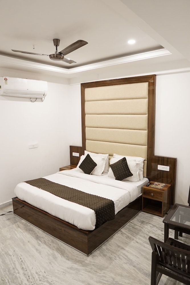 Oyo 12206 Hotel The Black Gold 11/50