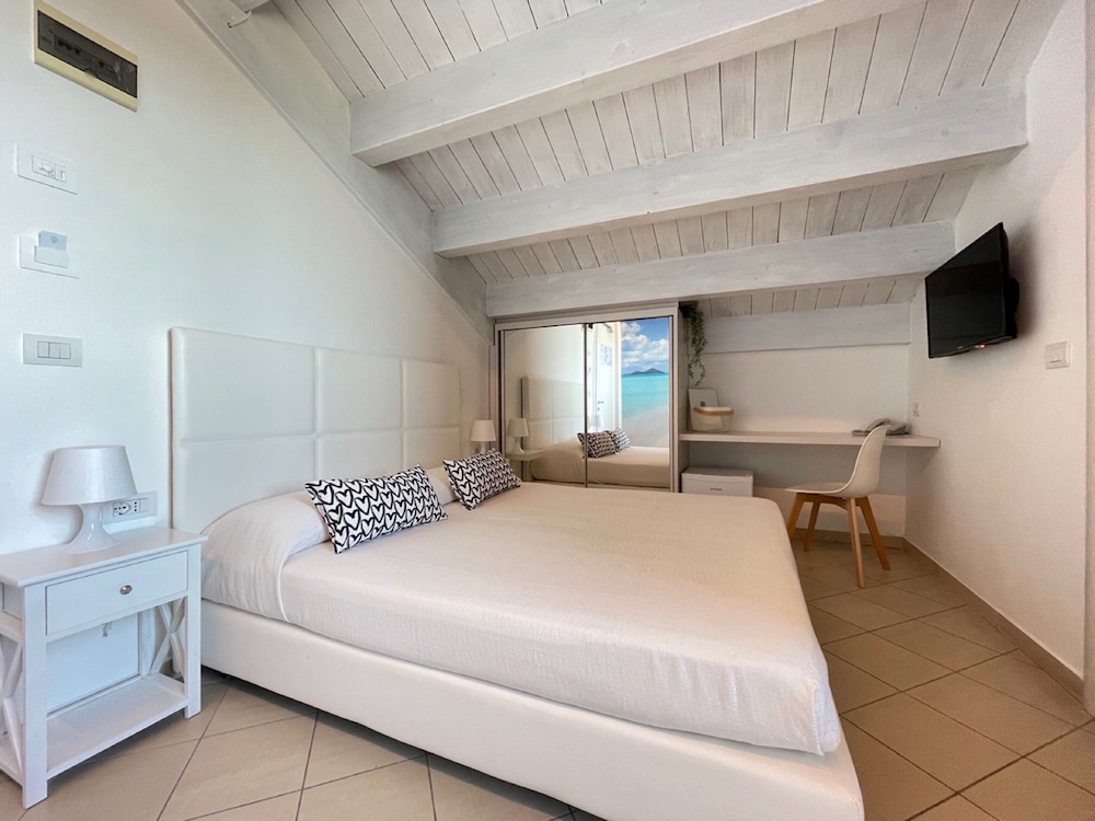COMFORT, DOUBLE BED, PARTIAL SEA VIEW, BALCONY