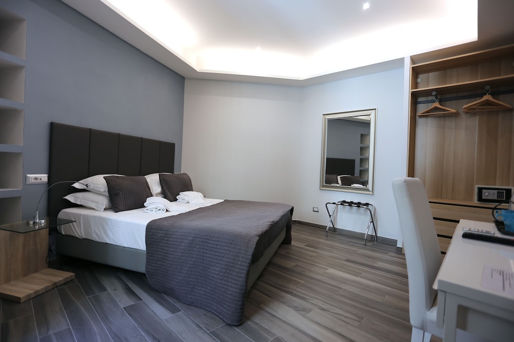 B&B Home 77 10/63