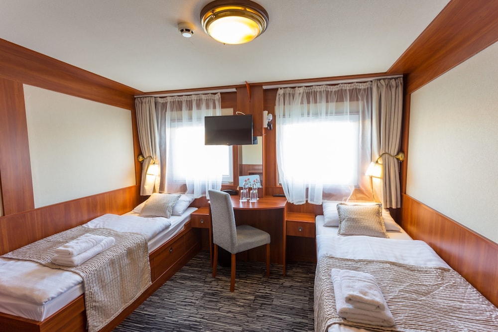 Grand Jules Boat Hotel 6/33