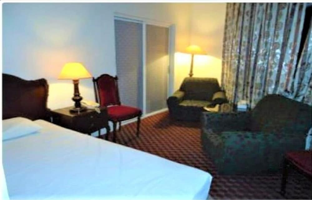 Al Commodore Hotel 16/40