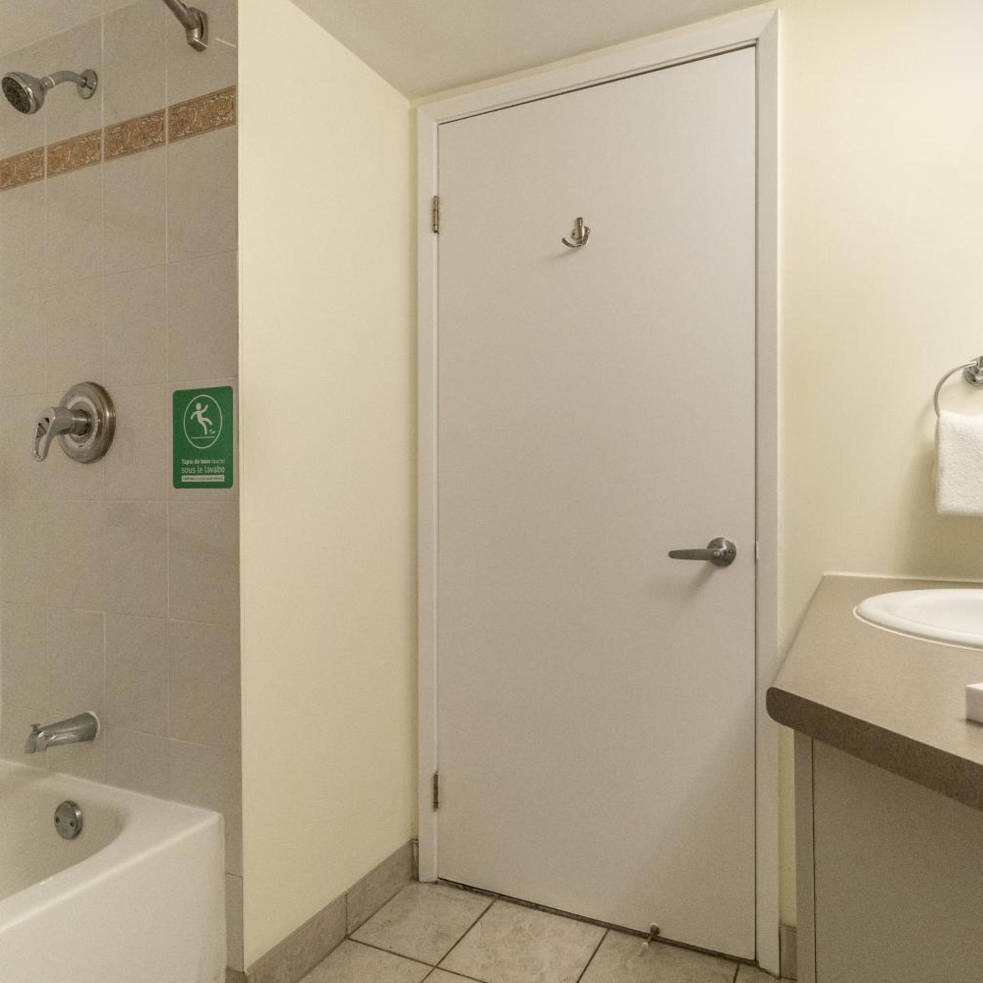 استوديو بسرير كينج وسريرين كوين، Hotel Faubourg Montreal 6/6